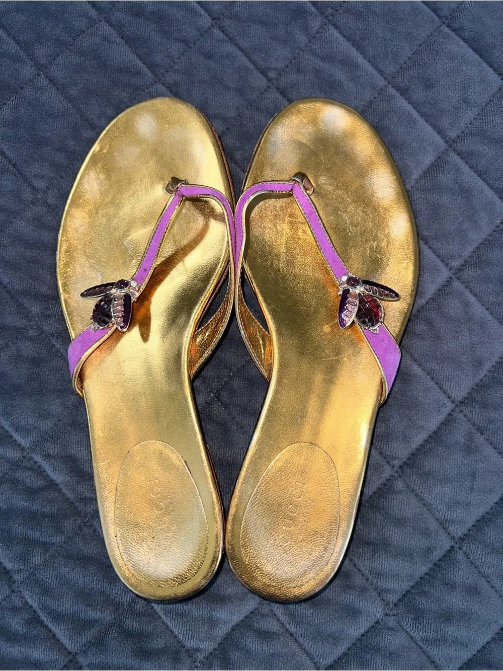Gucci Bee Sandals Shoes Women’s 7 B Gold Thong Flip Flops Suede Purple Gold